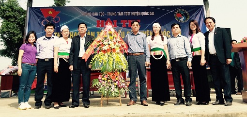 Đồng chí Đỗ Lai Luật - Phó Chủ tịch UBND huyện  thay mặt lãnh đạo huyện tặng hoa chúc mừng Hội thi